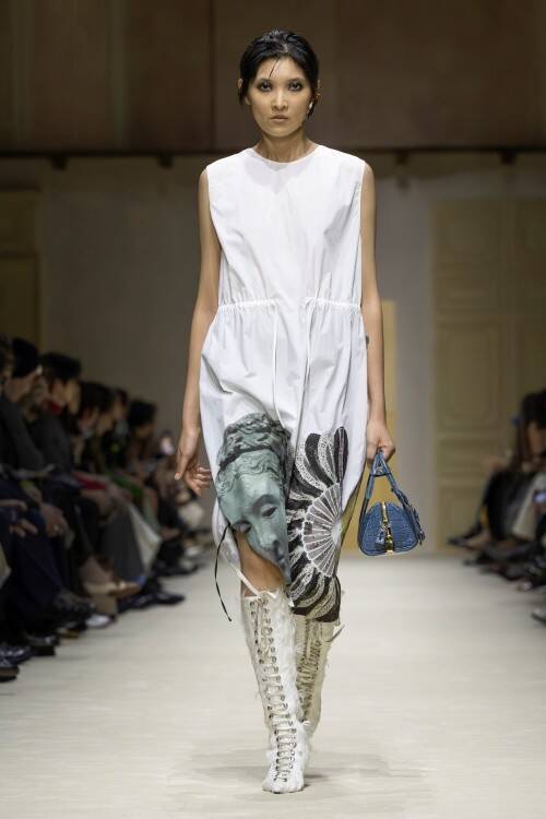 プラダ、2026年秋冬ウィメンズコレクションを発表。「INSIDE PRADA」が示す多面性とレイヤリングの思想