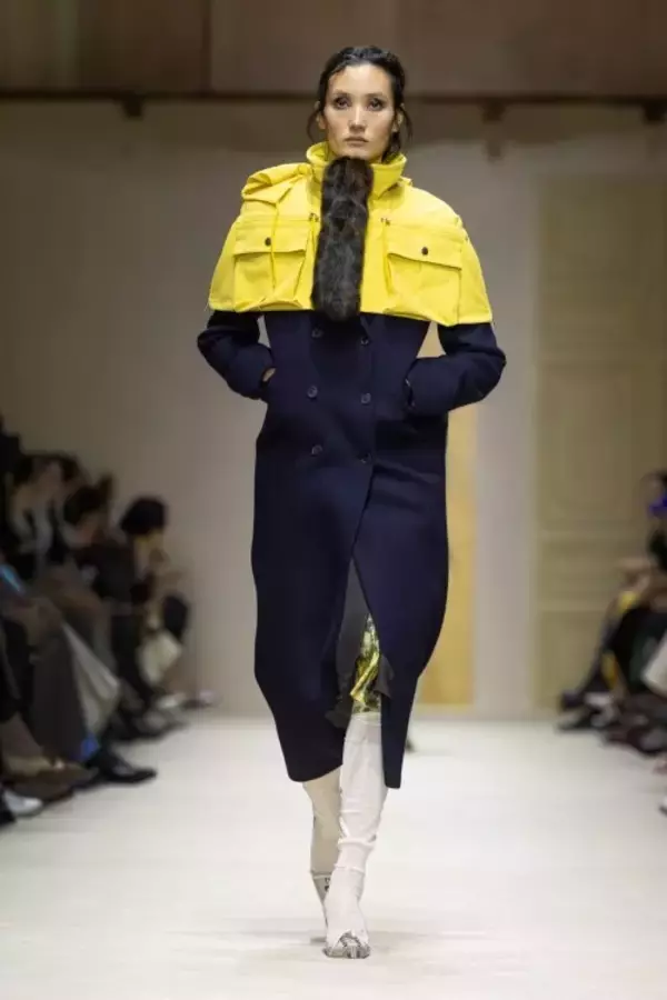 「プラダ、2026年秋冬ウィメンズコレクションを発表。「INSIDE PRADA」が示す多面性とレイヤリングの思想」の画像