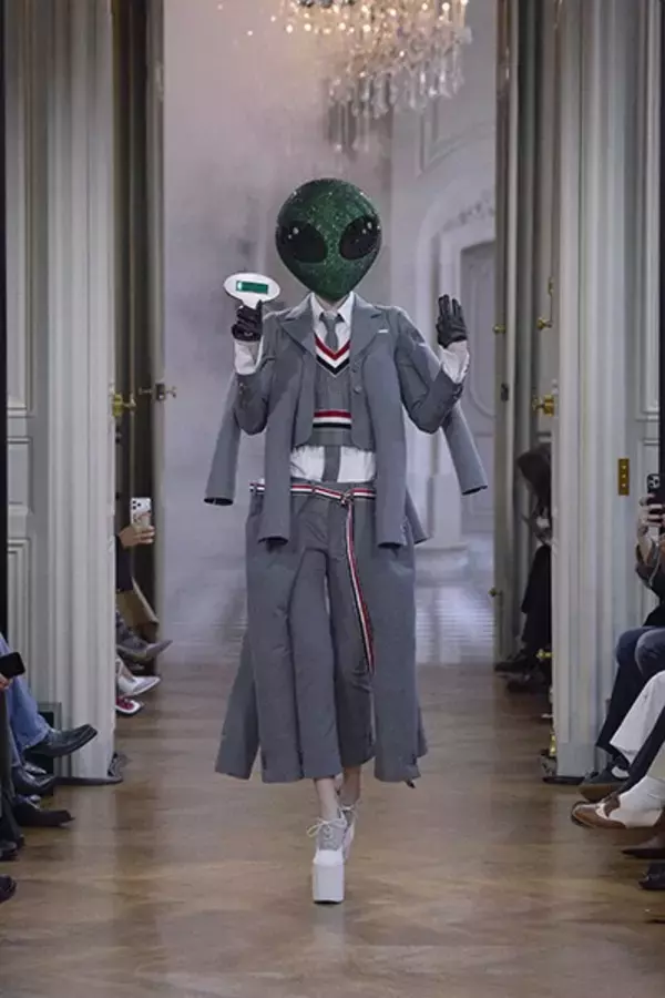 【ルック】トム ブラウン 2026年春夏コレクション──“侵略されるテーラリング”、日常と異世界の境界を揺らすユニフォーム