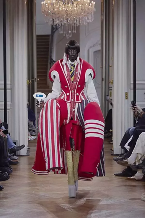 「【ルック】トム ブラウン 2026年春夏コレクション──“侵略されるテーラリング”、日常と異世界の境界を揺らすユニフォーム」の画像