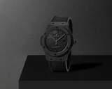 「Hublot × Yohji Yamamoto、 黒を“色”から解放する──ウォッチメイキングとモードの美学が交差する瞬間」の画像2