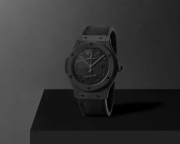 「Hublot × Yohji Yamamoto、 黒を“色”から解放する──ウォッチメイキングとモードの美学が交差する瞬間」の画像