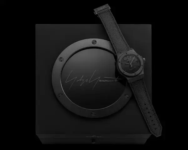 「Hublot × Yohji Yamamoto、 黒を“色”から解放する──ウォッチメイキングとモードの美学が交差する瞬間」の画像