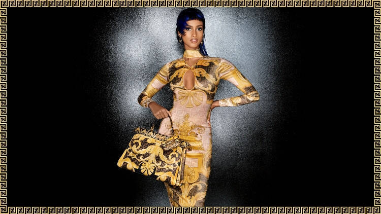 「ヴェルサーチェ バイ フェンディ」と「フェンディ バイ ヴェルサーチェ」が遂に発売へ