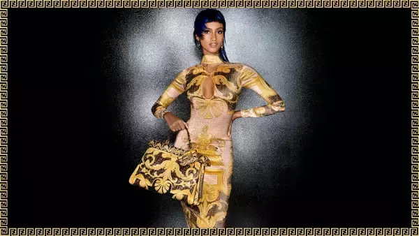 「「ヴェルサーチェ バイ フェンディ」と「フェンディ バイ ヴェルサーチェ」が遂に発売へ」の画像