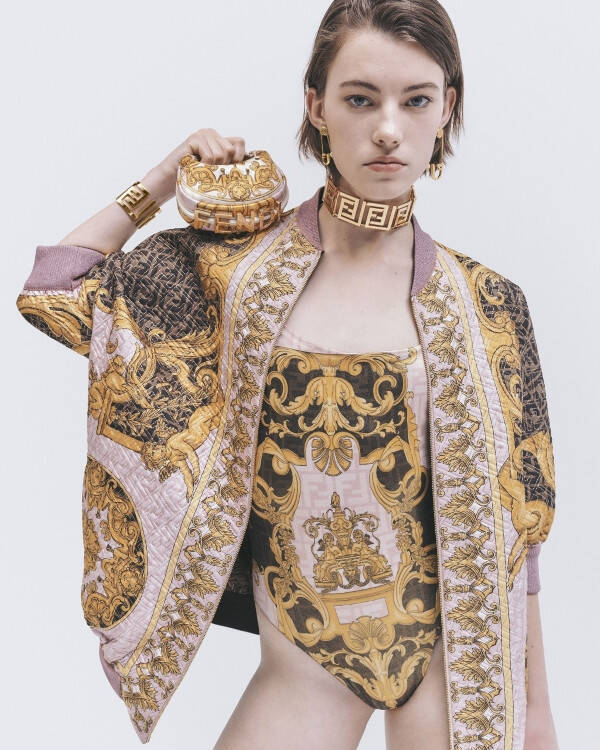 「ヴェルサーチェ バイ フェンディ」と「フェンディ バイ ヴェルサーチェ」が遂に発売へ