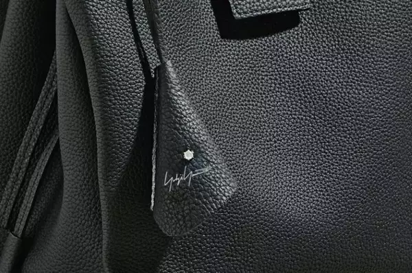 「discord Yohji Yamamotoの期間限定ストアが 伊勢丹新宿店にオープン。限定バッグのほか秋冬コレクションの一部を先行で展開」の画像