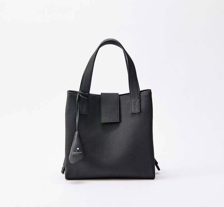 discord Yohji Yamamotoの期間限定ストアが 伊勢丹新宿店にオープン。限定バッグのほか秋冬コレクションの一部を先行で展開