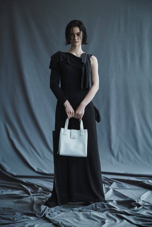 discord Yohji Yamamotoの期間限定ストアが 伊勢丹新宿店にオープン。限定バッグのほか秋冬コレクションの一部を先行で展開