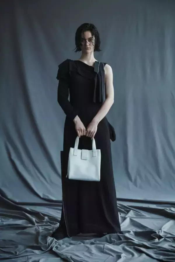 「discord Yohji Yamamotoの期間限定ストアが 伊勢丹新宿店にオープン。限定バッグのほか秋冬コレクションの一部を先行で展開」の画像