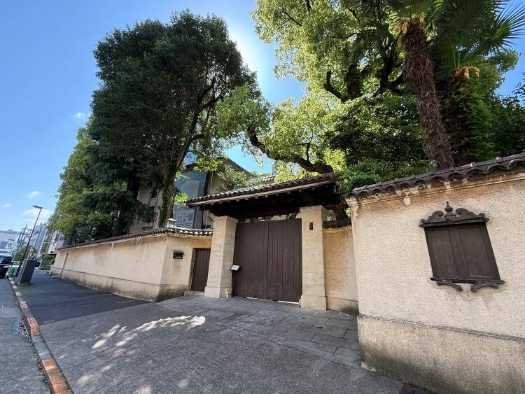 マルタン・マルジェラ、日本初の大規模個展を九段ハウスで開催──“ファッションの先”にある表現