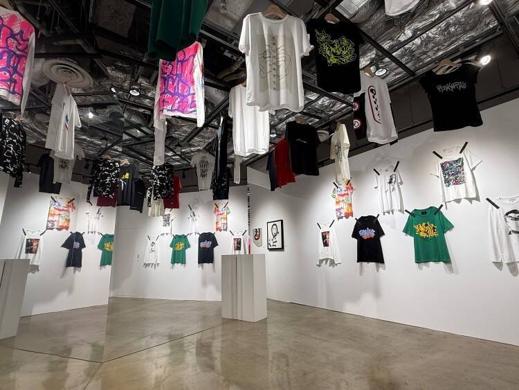 アニエスベー、「agnès b. on aime le graff!! _50年、ストリートとともに」を渋谷PARCOで開催。ストリートアートと歩んだ半世紀を辿る