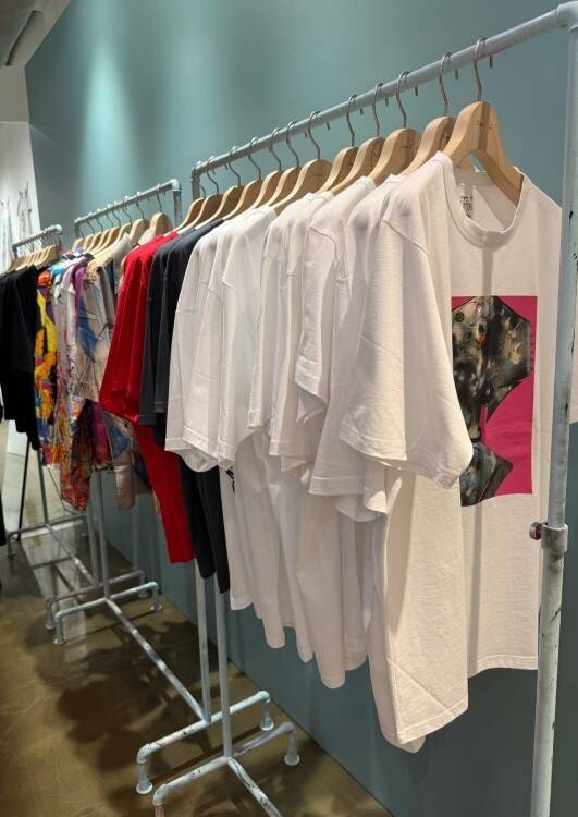 アニエスベー、「agnès b. on aime le graff!! _50年、ストリートとともに」を渋谷PARCOで開催。ストリートアートと歩んだ半世紀を辿る