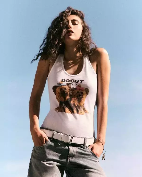 ステラ マッカートニーとジェフ クーンズ、友情とユーモアがかたちになる限定カプセル