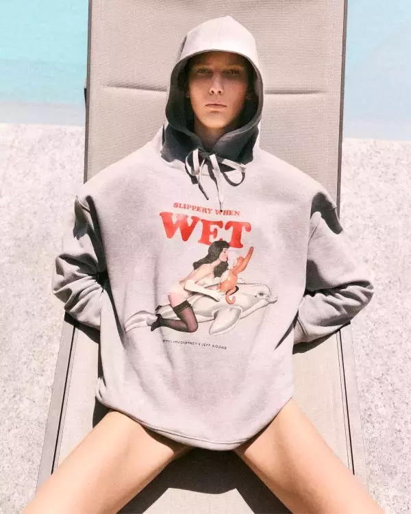 「ステラ マッカートニーとジェフ クーンズ、友情とユーモアがかたちになる限定カプセル」の画像