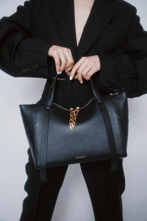 Our Fashion Story【 vol.29_ GIVENCHY x 黒と赤の世界 】