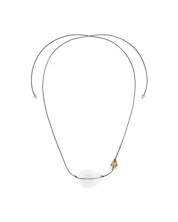 「コレクション制作の旅路へ。マメ クロゴウチの2025年春夏コレクションのインスピレーションソースを青山店で展示」の画像