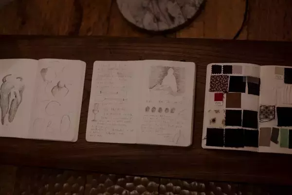 「コレクション制作の旅路へ。マメ クロゴウチの2025年春夏コレクションのインスピレーションソースを青山店で展示」の画像