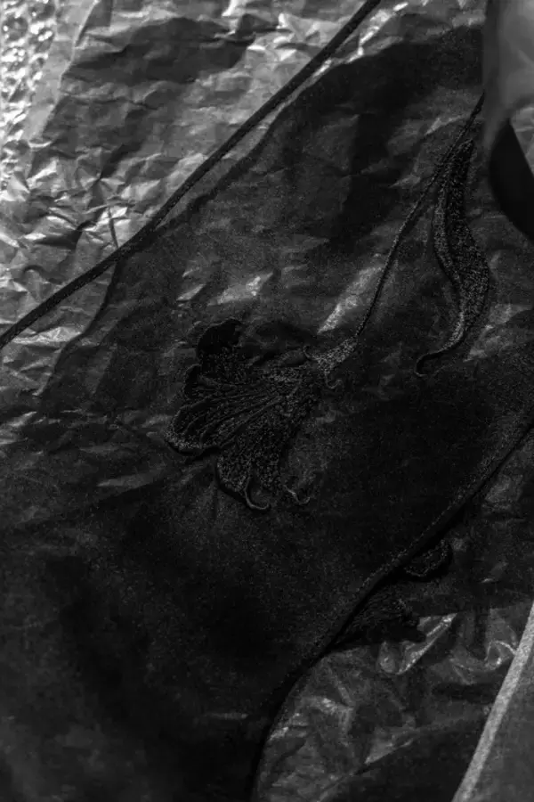 「コレクション制作の旅路へ。マメ クロゴウチの2025年春夏コレクションのインスピレーションソースを青山店で展示」の画像