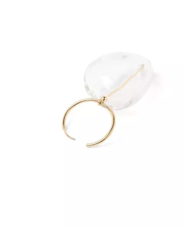 「コレクション制作の旅路へ。マメ クロゴウチの2025年春夏コレクションのインスピレーションソースを青山店で展示」の画像