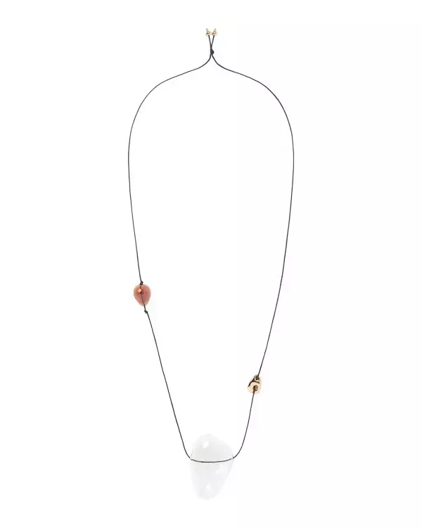 「コレクション制作の旅路へ。マメ クロゴウチの2025年春夏コレクションのインスピレーションソースを青山店で展示」の画像