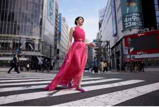 ジョルジオ アルマーニのプロジェクト「クロスロード」。日本のアンバサダー、三吉彩花が人生のエピソードを自分の言葉で語る