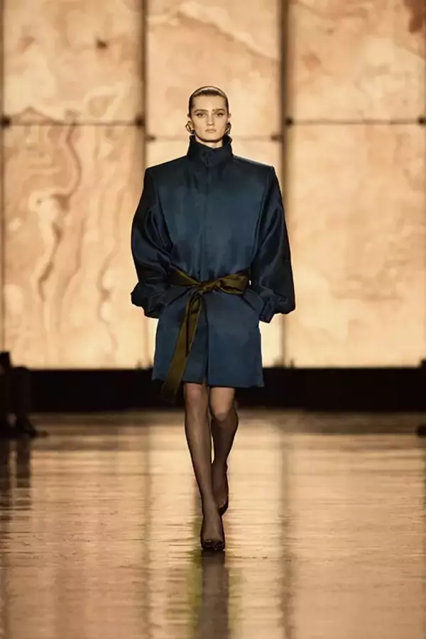 「【ルック】サンローランがアンソニー・ヴァカレロによる2025年冬ウィメンズコレクションを発表」の画像