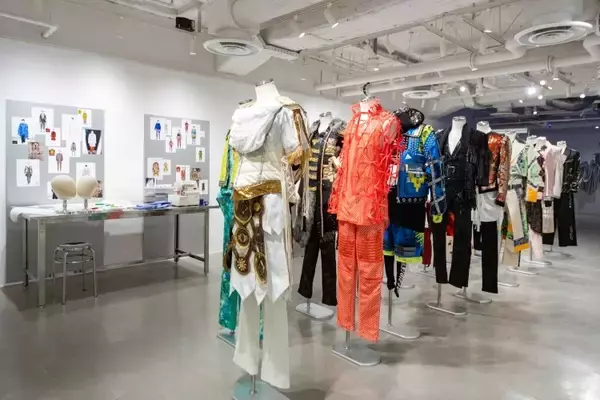 「Kis-My-Ft2の15年を“衣装”で辿る展覧会「Kis-My-Ft2: The Couture」 池袋PARCOで開幕」の画像