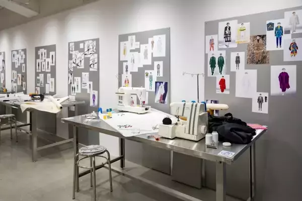 「Kis-My-Ft2の15年を“衣装”で辿る展覧会「Kis-My-Ft2: The Couture」 池袋PARCOで開幕」の画像