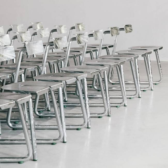 新宿伊勢丹でヴィンテージのデザイナーズ作品と現代アーティストによる家具作品をひとつの空間でスタイリング提案