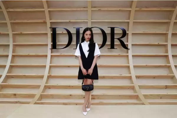 「ディオール フォール 2022 ウィメンズ コレクションのショーにBLACKPINKのジスら豪華セレブリティが来場」の画像