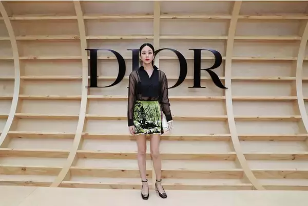 「ディオール フォール 2022 ウィメンズ コレクションのショーにBLACKPINKのジスら豪華セレブリティが来場」の画像