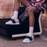 「ヴァレンティノ ガラヴァーニが2022年プレフォールの新作スニーカー「オープン スケート」を発売」の画像1