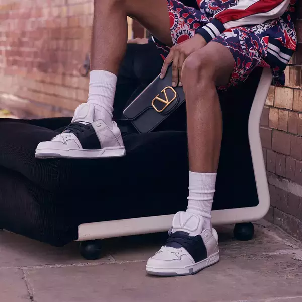 ヴァレンティノ ガラヴァーニが2022年プレフォールの新作スニーカー「オープン スケート」を発売