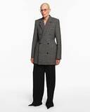 「【ルック】バレンシアガがSPRING 26コレクションを発表。デムナによる最後のプレタポルテコレクション」の画像1