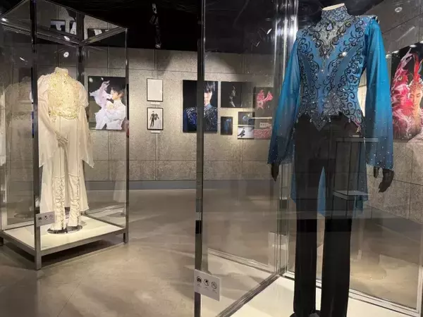 「氷上のオートクチュール、その創作の軌跡──羽生結弦×伊藤聡美『Couture on Ice』衣装＆写真展開催」の画像