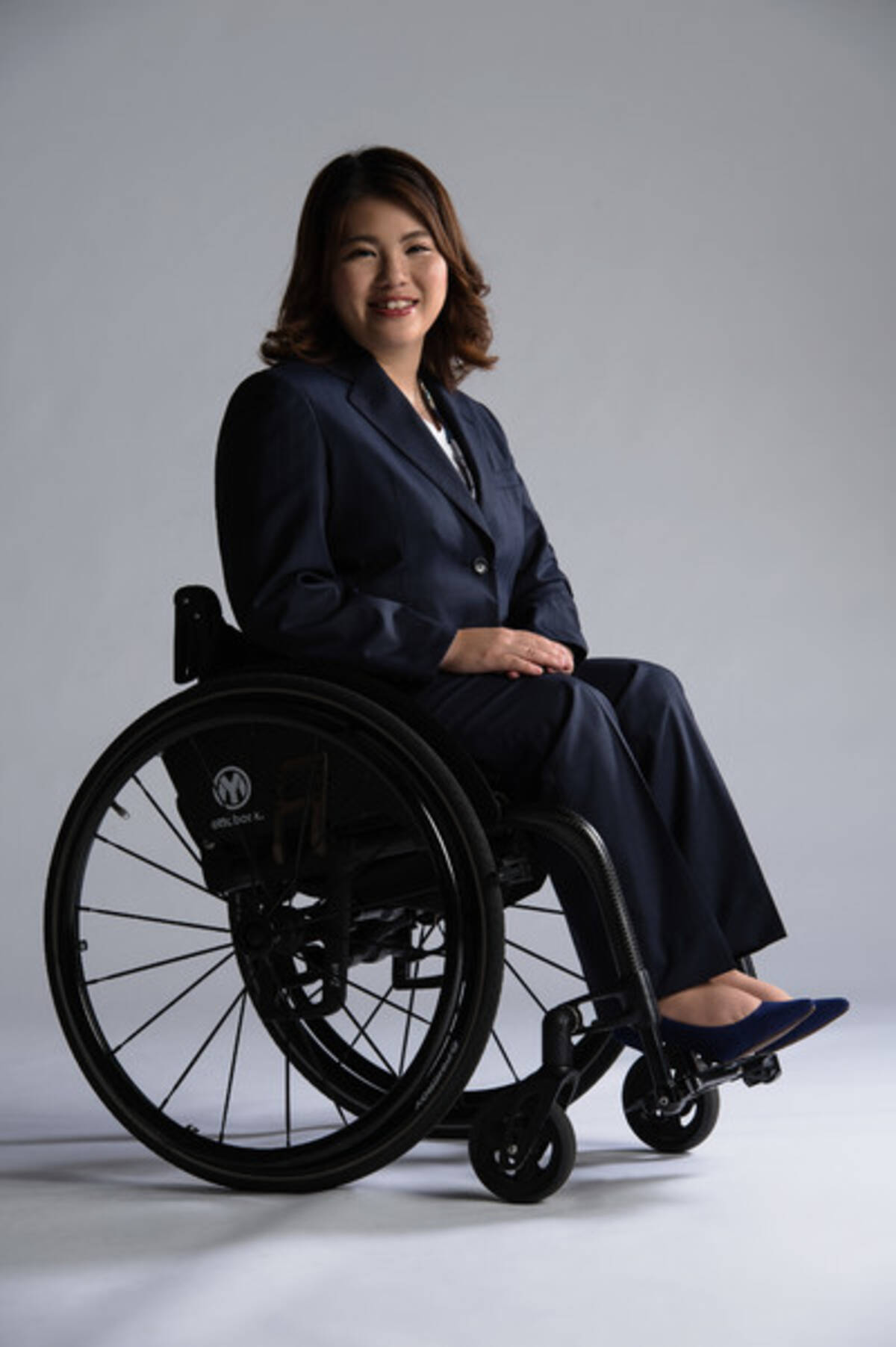 ハナビシ が展開する車椅子利用者向けスーツに女性用が登場 18年8月22日 エキサイトニュース