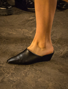 モリー ゴダード、19年春夏の新作で「チャールズ＆キース」の靴を採用