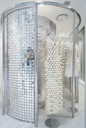 ドーバー銀座で「パコ ラバンヌ」がインスタレーション、10mのメタル製カーテンを展示