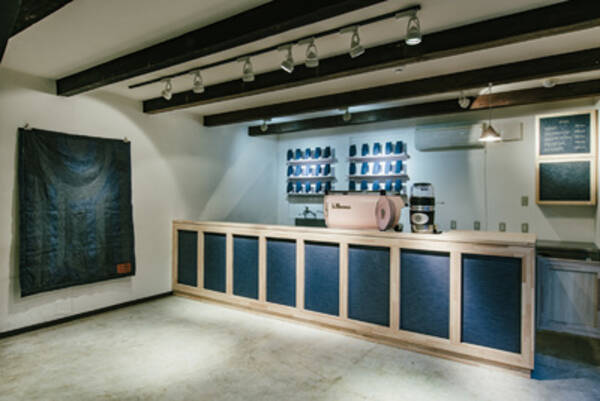ジーンズメーカーのジャパンブルーが飲食事業に参入、テイクアウト専門カフェ「サロンドデニム」を出店