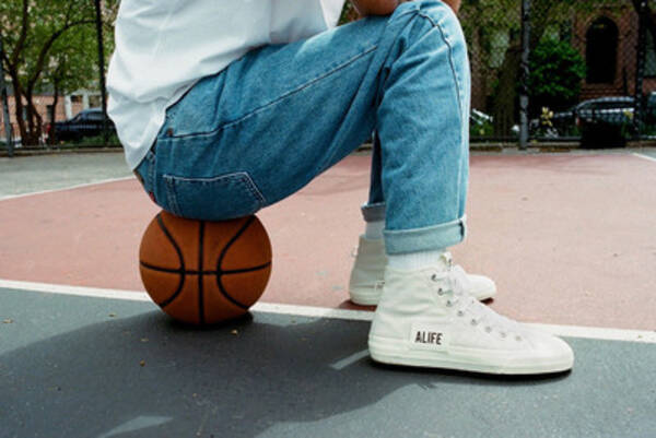 アディダスがny発ブランド エーライフ とのコラボシューズ発売 ブランド創業年やコピーライトをプリント 19年5月9日 エキサイトニュース