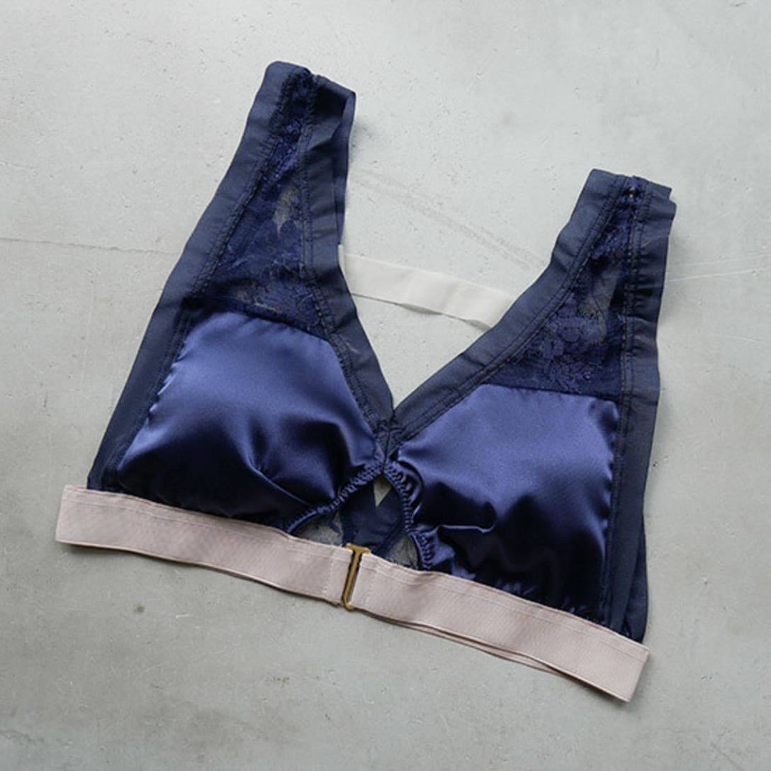 バックコンシャス、華奢なストラップ、トップス使い...夏の肌見せスタイルと楽しむ"見せブラ"まとめ