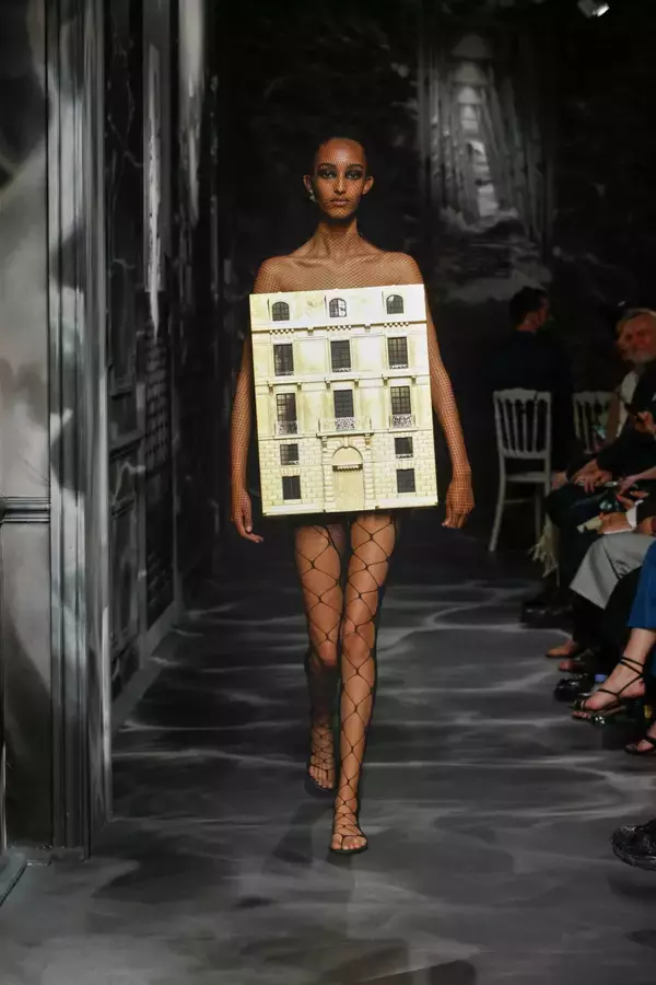 「「ディオール」新作オートクチュールは黒の芸術、改装前のパリ・モンテーニュ本社内でショー開催」の画像
