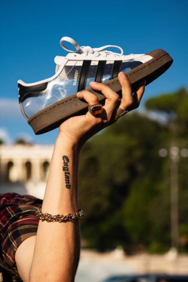 アディダスがブロンディ マッコイとコラボ 透明のスーパースターを限定発売 19年12月13日 エキサイトニュース