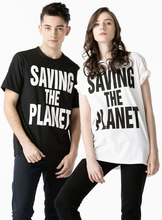 イオンと「キャサリン ハムネット」が環境配慮プロジェクト始動、売上の一部を寄付するTシャツも