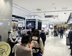 伊勢丹新宿店が約2ヶ月ぶりに営業再開、食品や化粧品売場賑わう