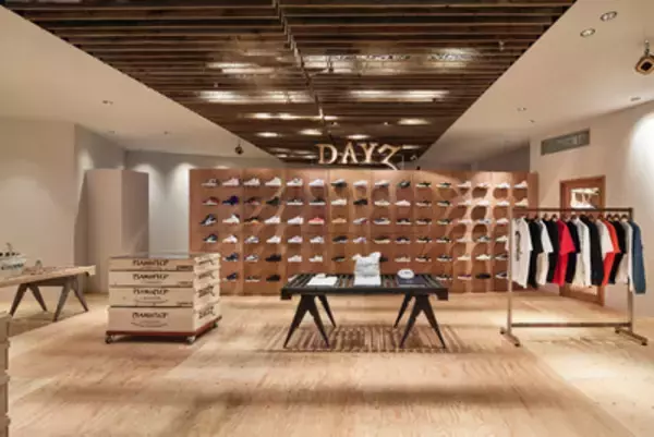 渡辺真史がディレクション、ストリートブランドとスニーカーのセレクトショップ「DAYZ」がオープン