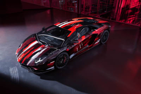 ヨウジヤマモトとランボルギーニがコラボ、赤と黒で彩った「アヴェンタドール S」を発表