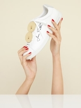 ルコックスポルティフ×パトゥ第2弾、"真実の口"モチーフのコートシューズ発売