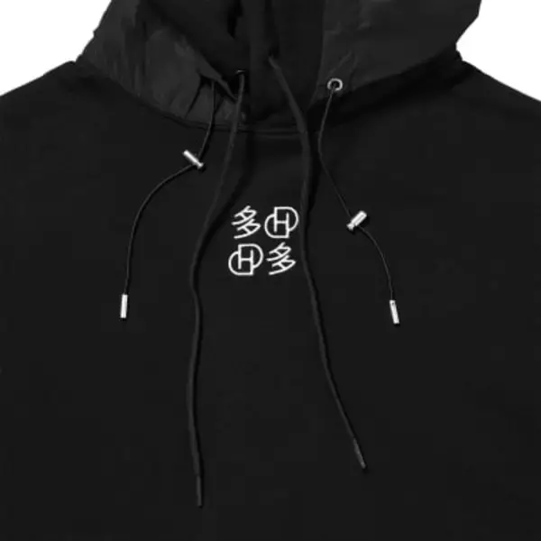 「デヘレ」がオ・ヒョクら率いるコレクティブDADAとコラボ　アパレルとアクセサリーを展開